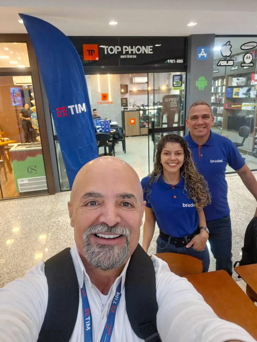 Equipe Bradel em ponto parceiro com material TIM