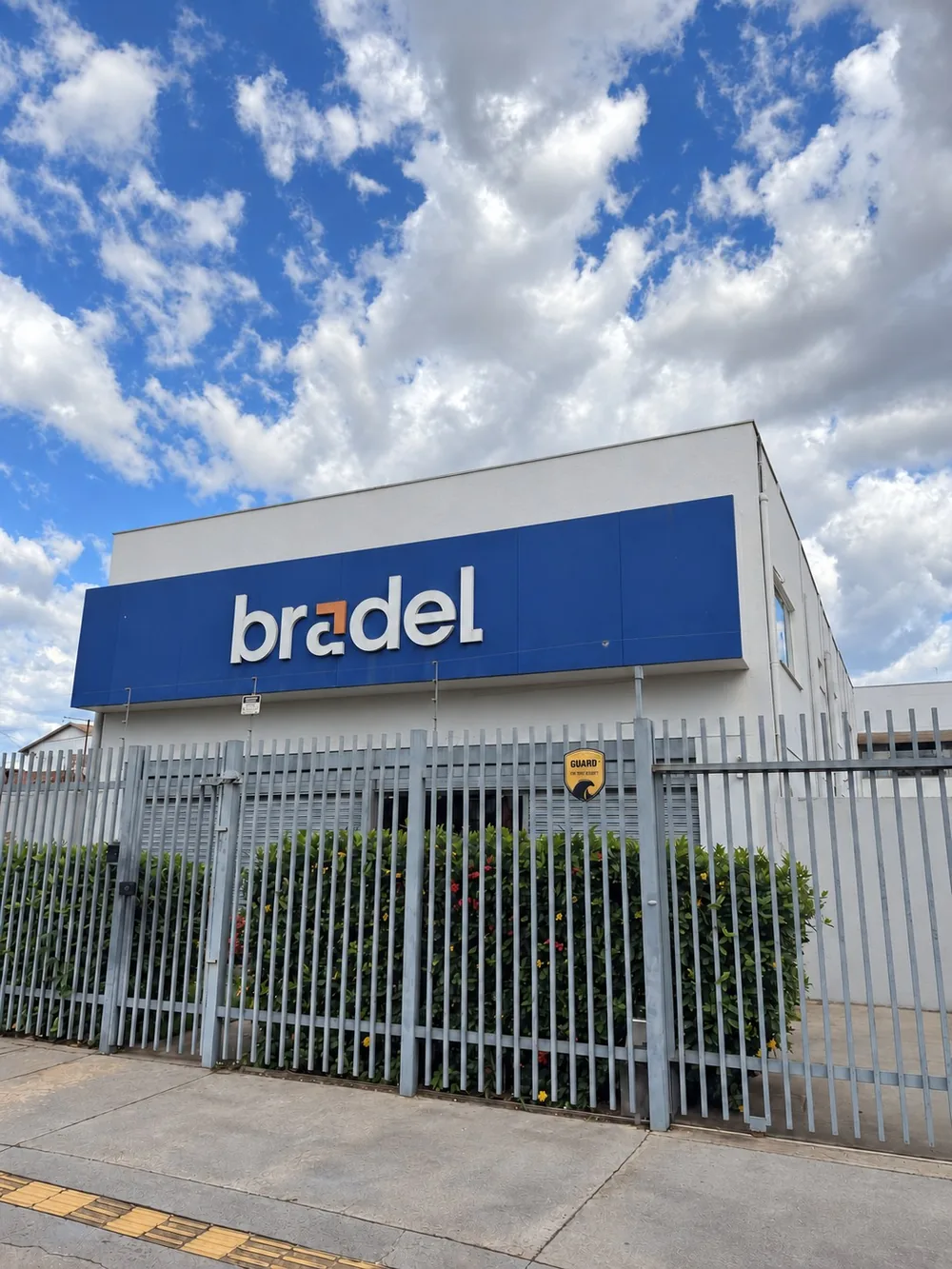 Fachada da Bradel com o logotipo da empresa